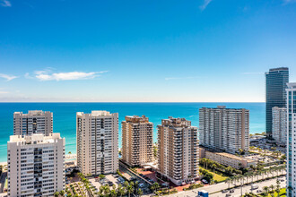 Malaga Towers in Hallandale Beach, FL - Building Photo - Building Photo