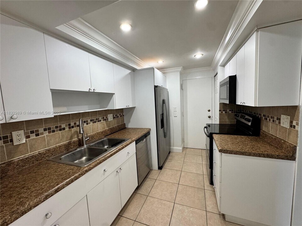 6861 SW 147th Ave in Miami, FL - Building Photo