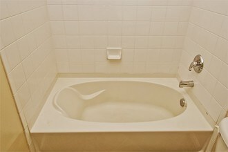 4850 Eisenhower Ave-Unit -408 in Alexandria, VA - Building Photo - Building Photo