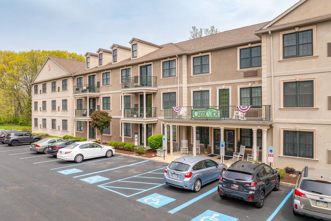 2121 Hokendauqua Ave in Northampton, PA - Building Photo