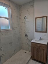 2377 32nd St, Unit 2 in Astoria, NY - Foto de edificio - Building Photo