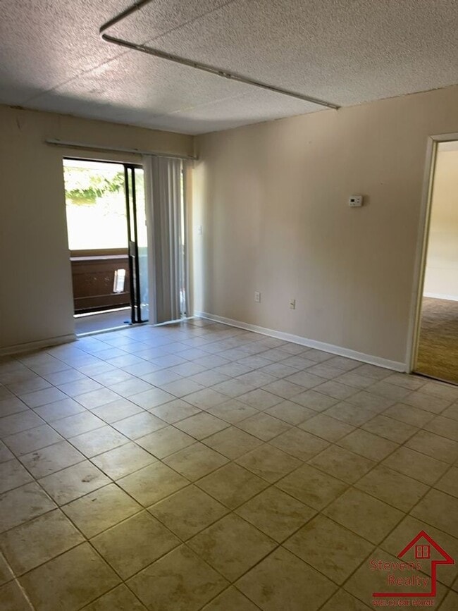 property at 915 S Seminole Dr