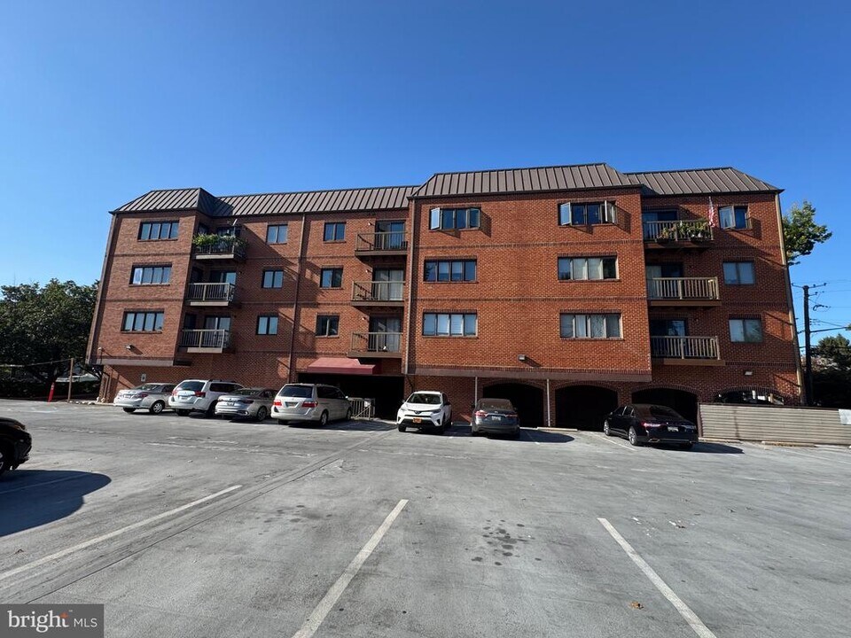 8 Russell Ave in Gaithersburg, MD - Building Photo