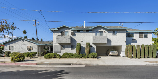 13901 Burbank Blvd in Van Nuys, CA - Building Photo - Building Photo