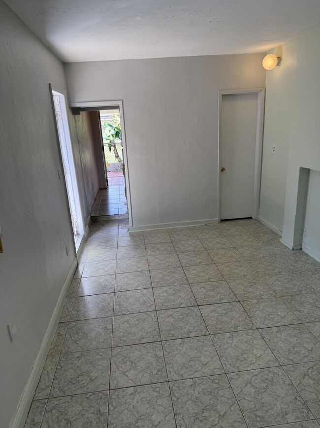 6387 Coral Way, Unit Studio in Miami, FL - Building Photo - Building Photo