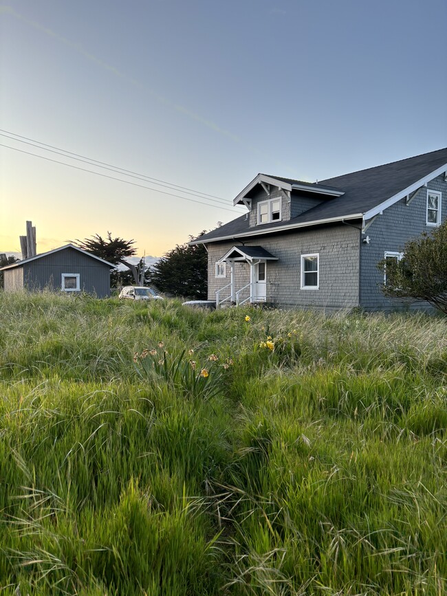 36 Samoa Ct in Samoa, CA - Foto de edificio - Building Photo