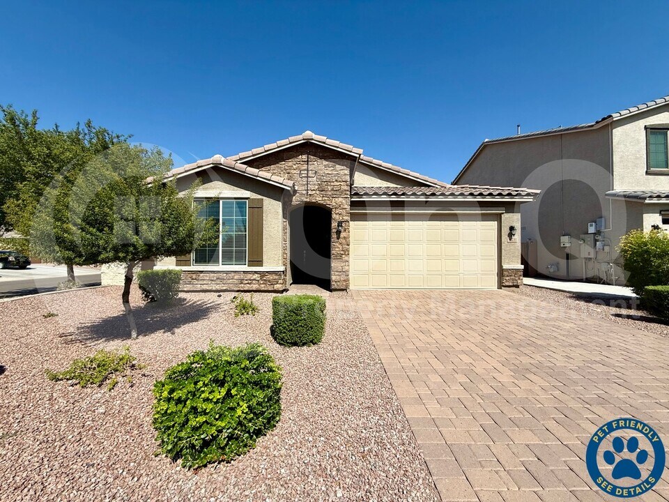 35231 N Braeden Dr in San Tan Valley, AZ - Foto de edificio