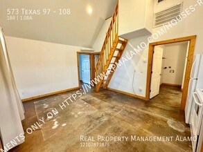 573 TX-97 in Floresville, TX - Building Photo - Building Photo