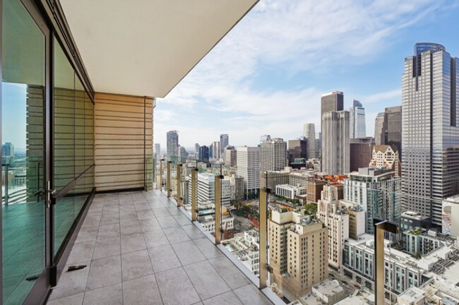 400 S Broadway, Unit 3406 in Los Angeles, CA - Building Photo - Building Photo