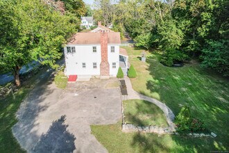 2921 Nichols Ave in Trumbull, CT - Building Photo - Building Photo