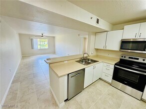 8304 Key Royal Cir in Naples, FL - Foto de edificio - Building Photo