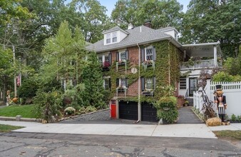 355 Vfw Pky, Unit 2 in Chestnut Hill, MA - Foto de edificio - Building Photo