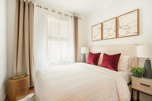 139 Christopher St in New York, NY - Building Photo