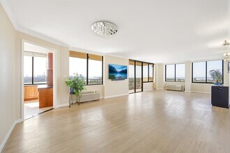 200 Winston Dr in Cliffside Park, NJ - Building Photo - Building Photo