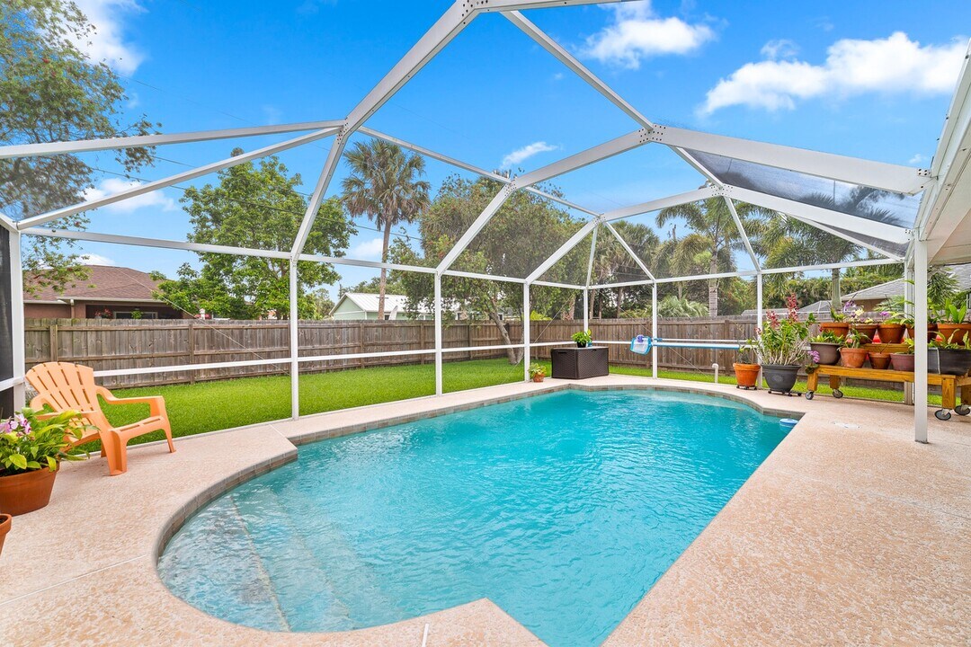 2532 SW McDonald St in Port St. Lucie, FL - Foto de edificio