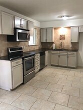 9720 Leland Ln in Benbrook, TX - Foto de edificio - Building Photo