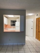 1750 W 46th St, Unit 321 in Hialeah, FL - Foto de edificio - Building Photo