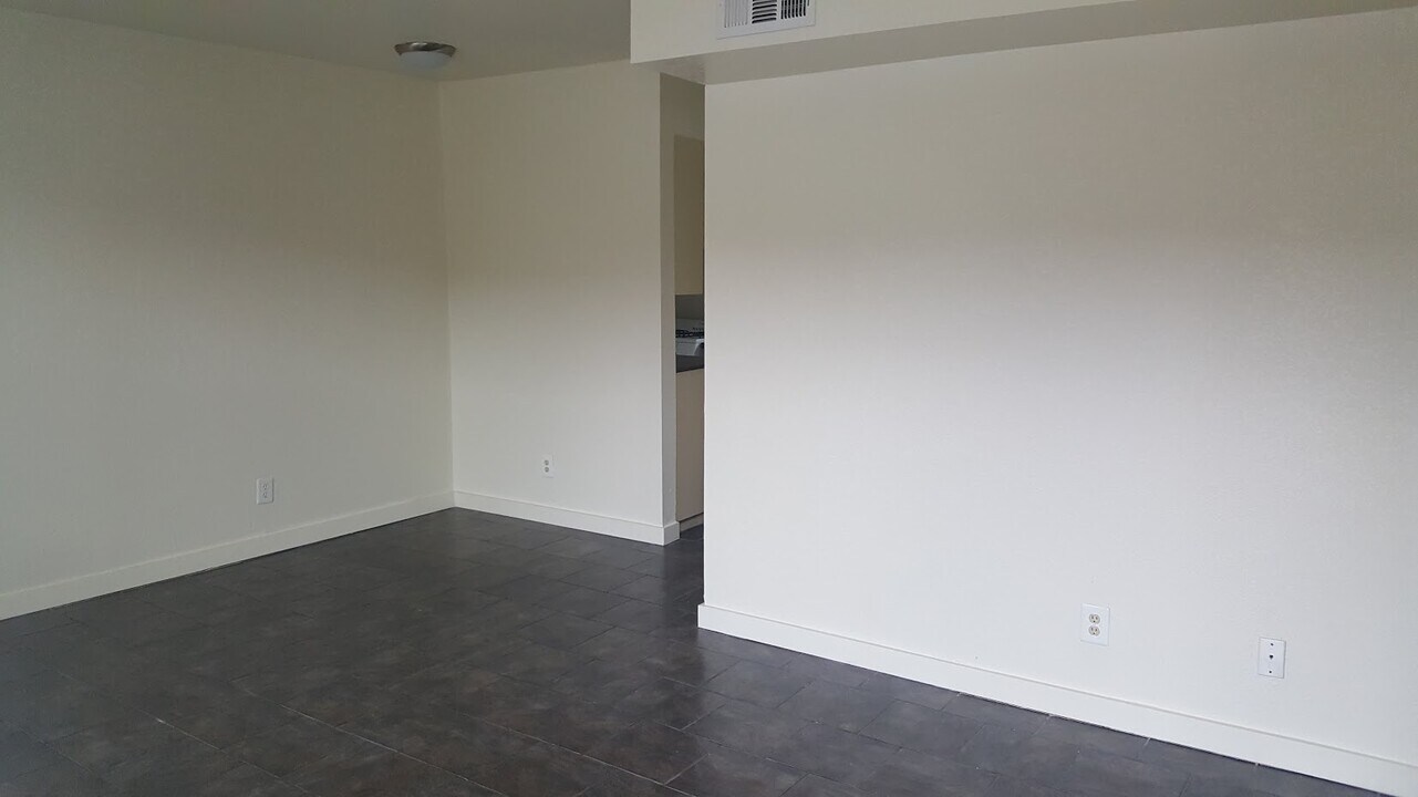 2211 W Hickory St in Denton, TX - Building Photo