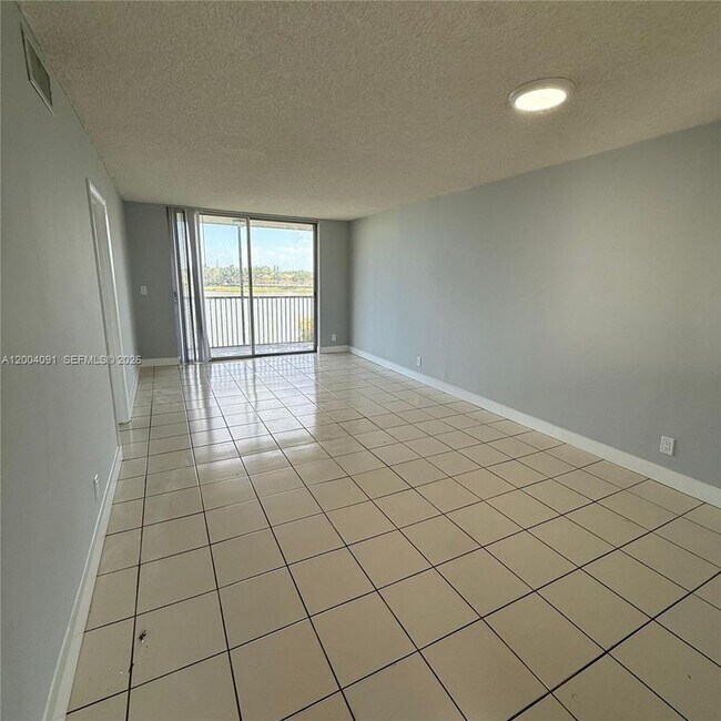 8710 N Sherman Cir in Miramar, FL - Foto de edificio - Building Photo