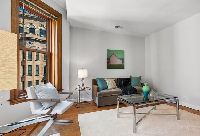 550 W Surf St in Chicago, IL - Building Photo - Building Photo