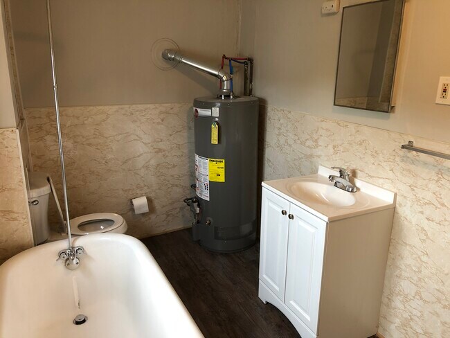 1579 E 32nd St, Unit Up in Cleveland, OH - Foto de edificio - Building Photo