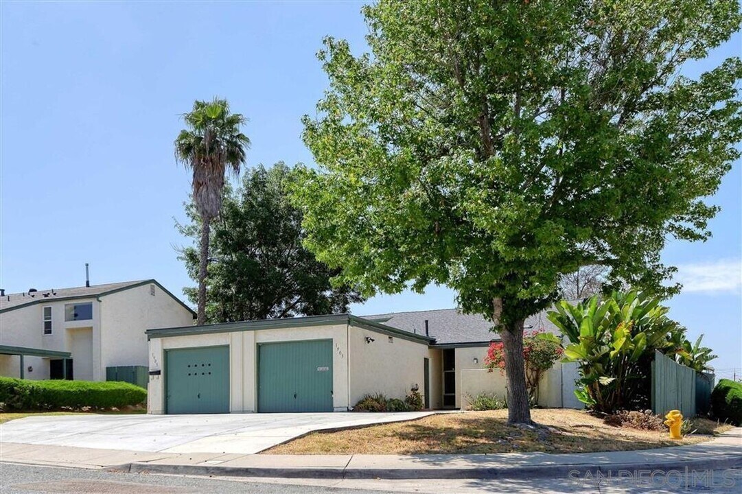 1903 Terracina Cir in Spring Valley, CA - Foto de edificio