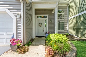 9 Larkspur Ct in Lake In The Hills, IL - Building Photo - Building Photo