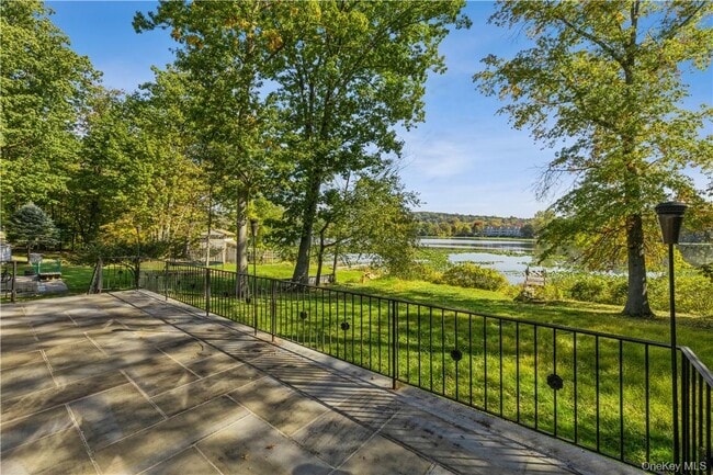 48 Lakewood Dr in Congers, NY - Building Photo - Building Photo