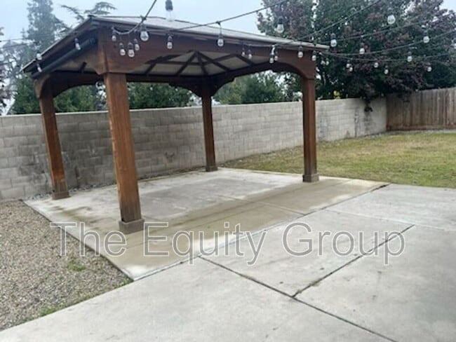 1642 E Sandalwood Ave in Tulare, CA - Building Photo - Building Photo