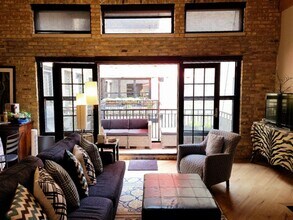 226 N Clinton St in Chicago, IL - Building Photo - Building Photo