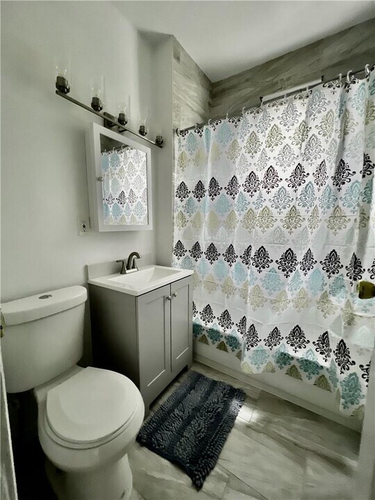 3325 Fish Ave in Bronx, NY - Building Photo