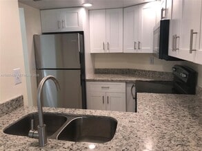 6995 NW 186th St in Hialeah, FL - Foto de edificio - Building Photo