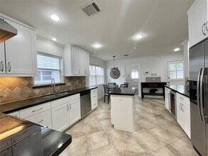 6210 Queensloch Dr in Houston, TX - Foto de edificio - Building Photo