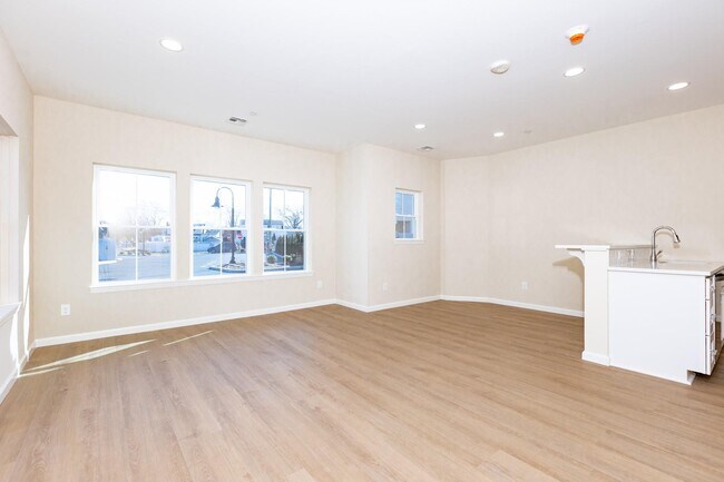 843 Lake Blvd in Lindenhurst, NY - Building Photo - Building Photo