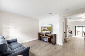 10653 W 32nd Ln in Hialeah, FL - Building Photo - Building Photo