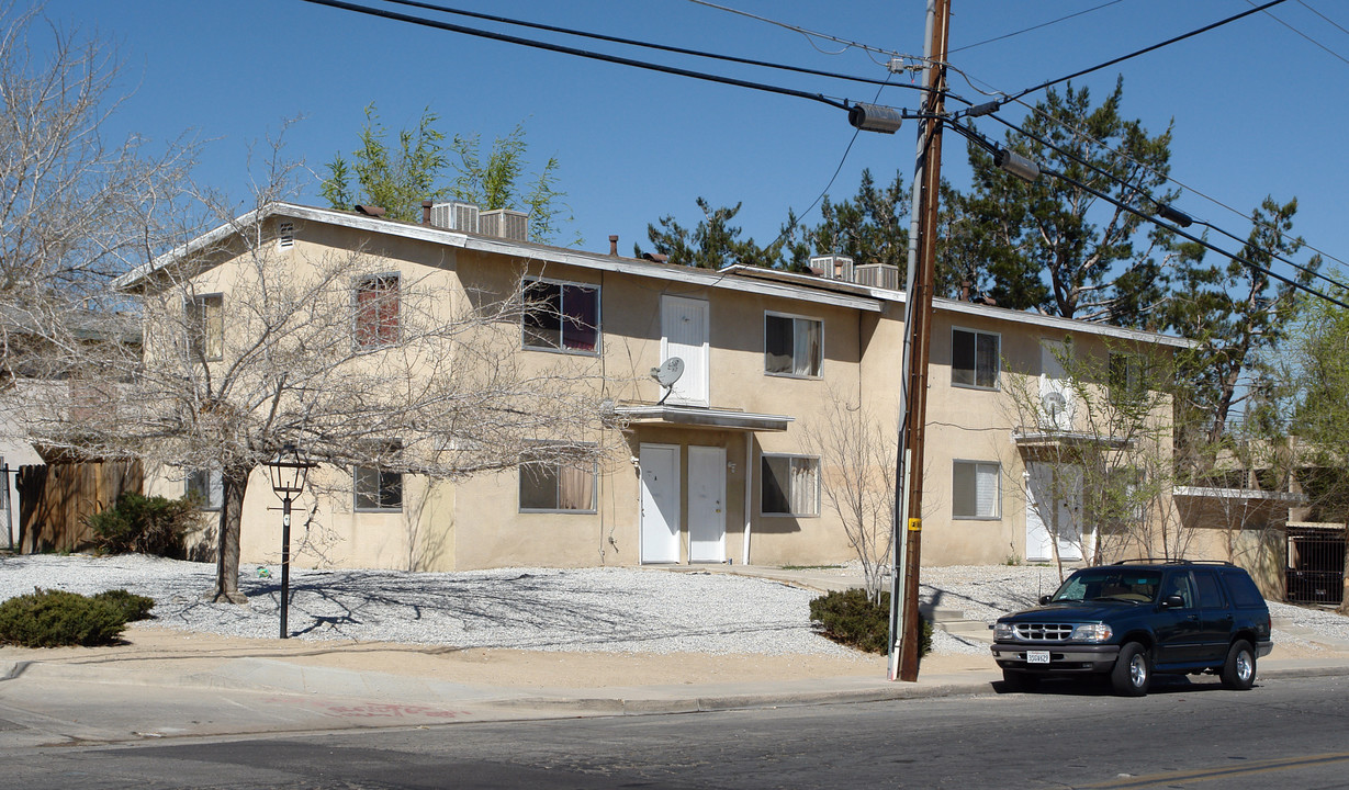 16486 Lariat Rd in Victorville, CA - Building Photo