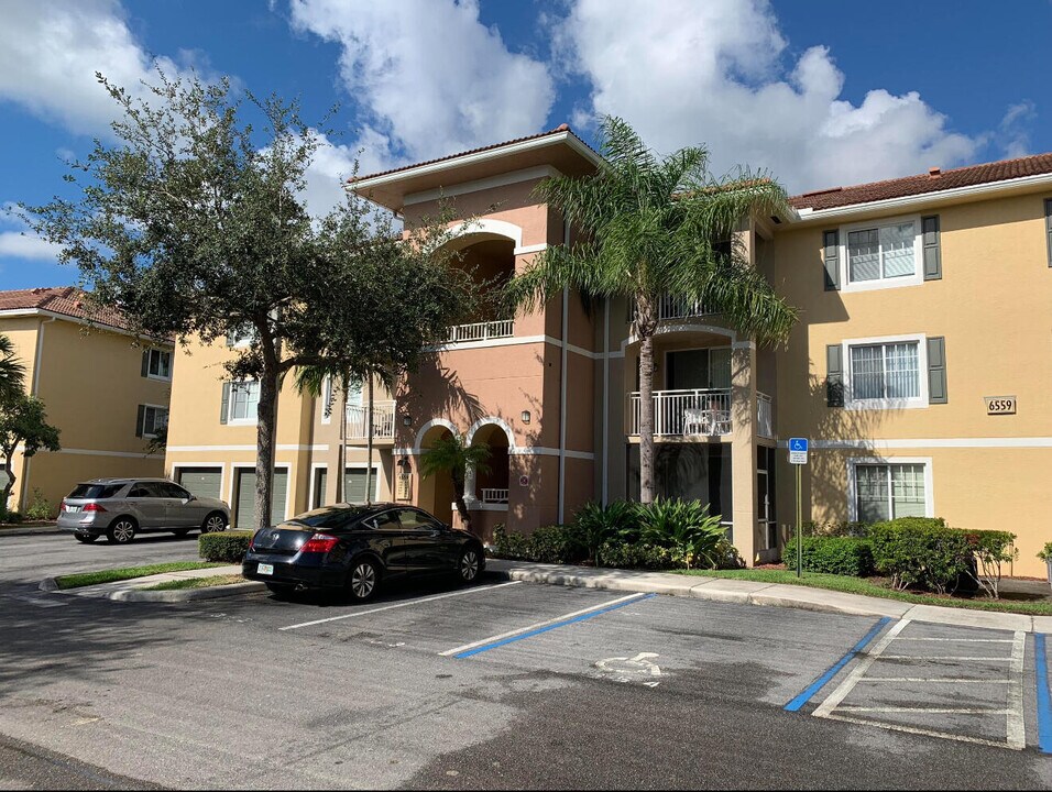 6559 Emerald Dunes Dr in Royal Palm Beach, FL - Building Photo