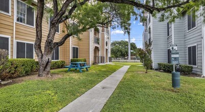 3631 Callaghan Rd, Unit Viva Max - 2 Bedroom in San Antonio, TX - Building Photo - Building Photo