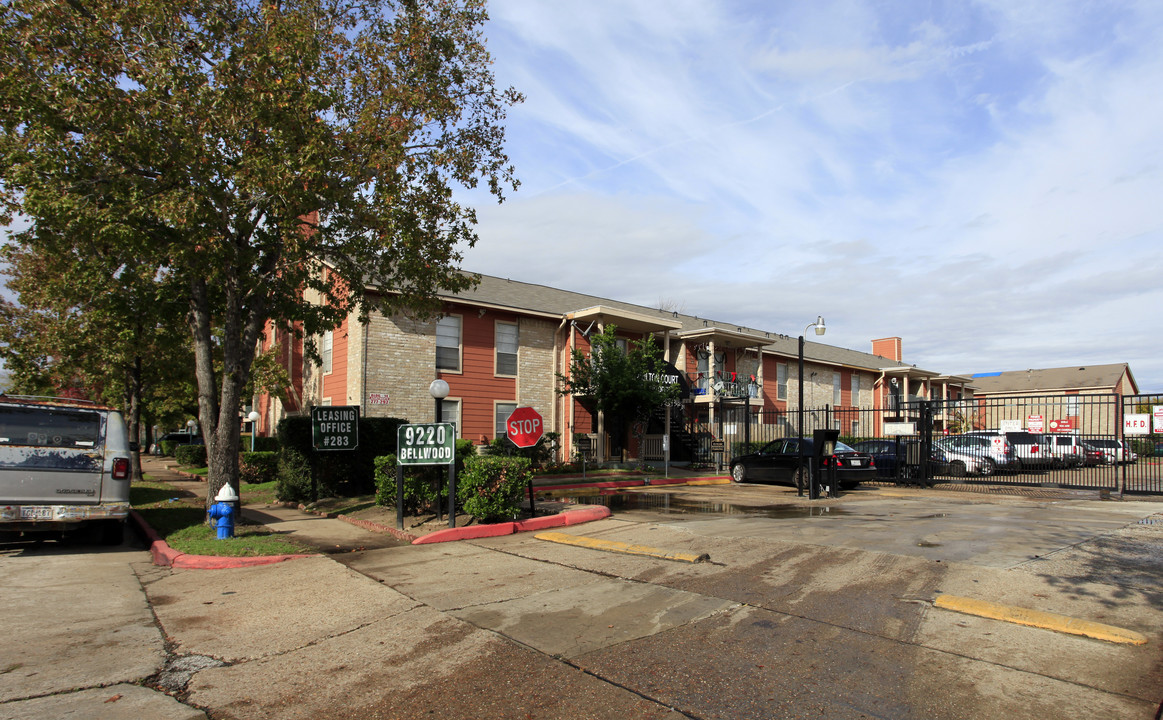 Hamilton Court in Houston, TX - Building Photo