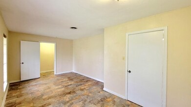 2614 Tanglewood Dr in Commerce, TX - Building Photo - Building Photo