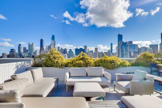 375 W Erie St, Unit 522 in Chicago, IL - Building Photo - Building Photo