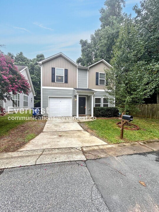 1600 Sandersted Village Cir in Winston-Salem, NC - Building Photo
