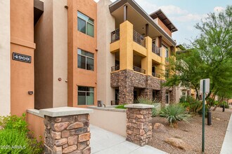 4909 N Woodmere Fairway in Scottsdale, AZ - Foto de edificio - Building Photo