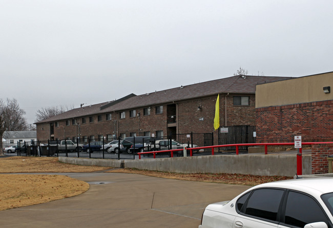 Yale Manor Apartments in Tulsa, OK - Foto de edificio - Building Photo