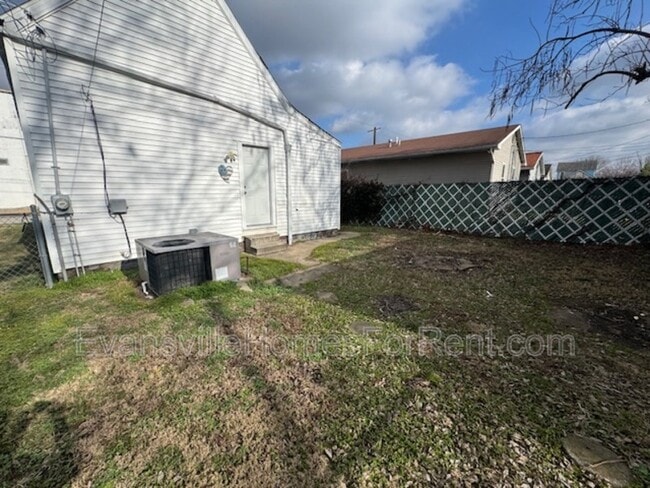 1112 W Tennessee St in Evansville, IN - Building Photo - Building Photo