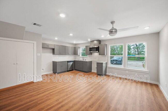 8217 Crestview Dr in Houston, TX - Foto de edificio - Building Photo