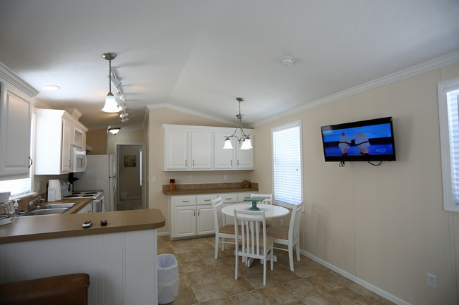 Red Oaks MH & RV Resort in Bushnell, FL - Building Photo - Interior Photo