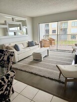 100 Waterway Dr S in Lantana, FL - Building Photo