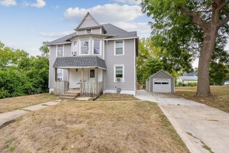 2304 Walnut St in Cedar Falls, IA - Building Photo - Building Photo