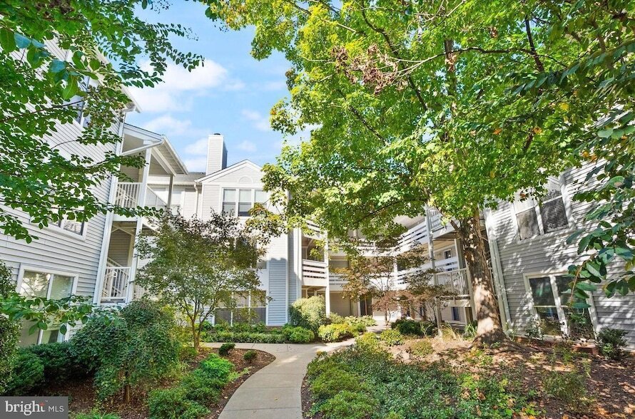 10302 Appalachian Cir, Unit 8-212 in Oakton, VA - Building Photo